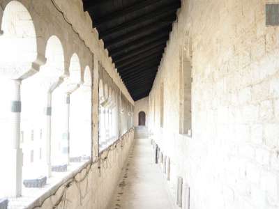 La scalinata giunge al termine e immette nell'esaforato sinistro della Basilica, visibile da Largo Urbano